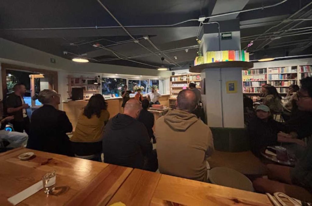 Interior de La Americana, librería-bar en la Condesa, CDMX