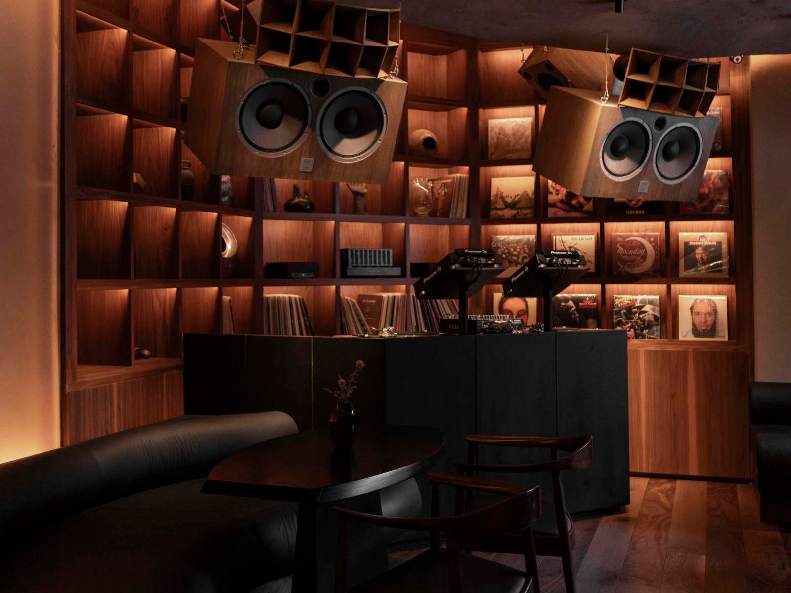 Zona de DJ y vinilos de La Vista, bar en la colonia Roma, CDMX
