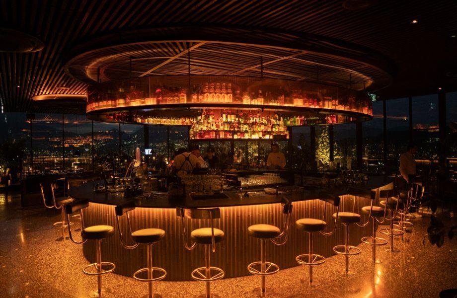 Barra circular de Mamba Negra, bar en El Poblado, Medellín