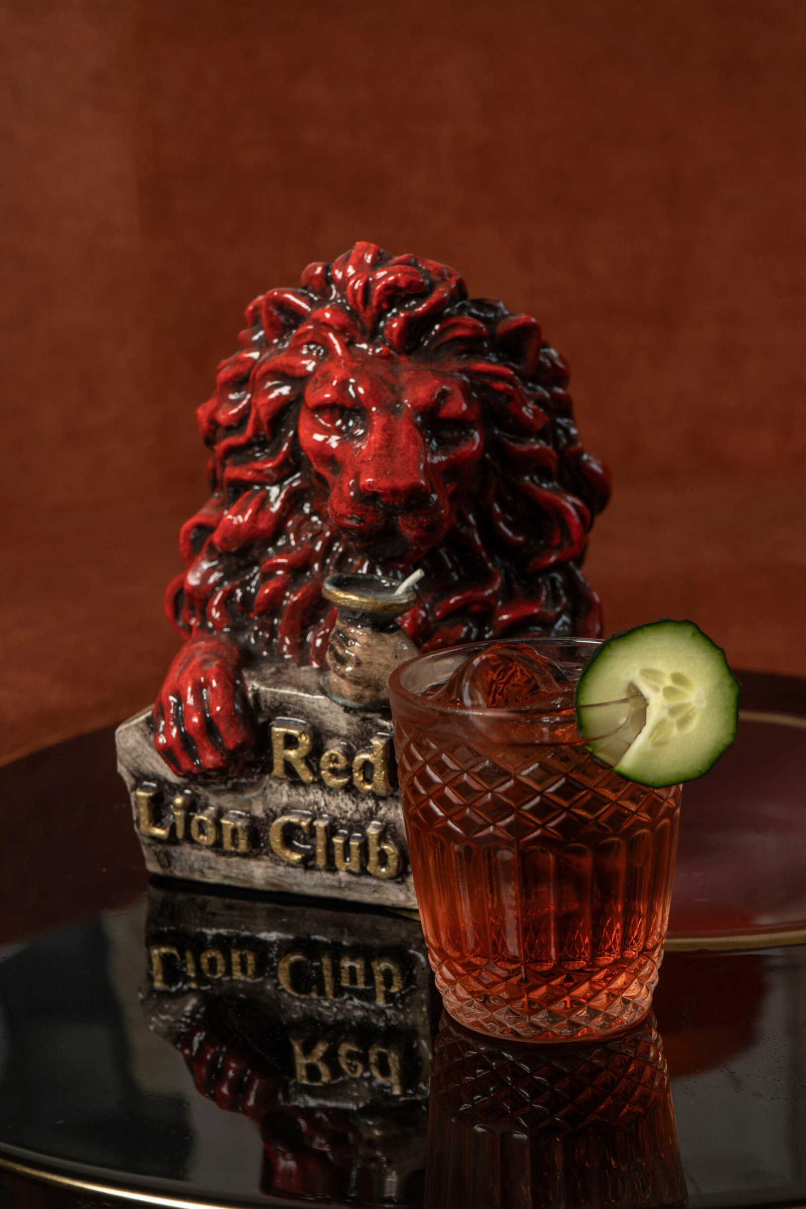 Cóctel de firma del Red Lion Club de Bilbao junto a la estatua del león rojo