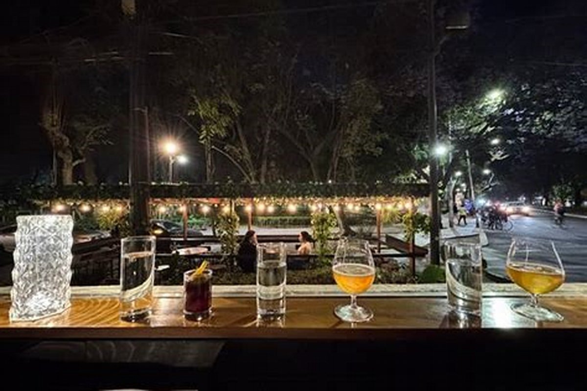 Terraza de Rubí Wine Cocktails frente al Parque México, CDMX
