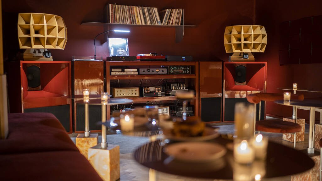 Interior de Shhh, listening bar en la colonia Hipódromo, CDMX